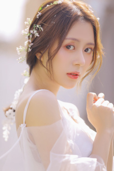 我和闺蜜在公交被八个人挤倒